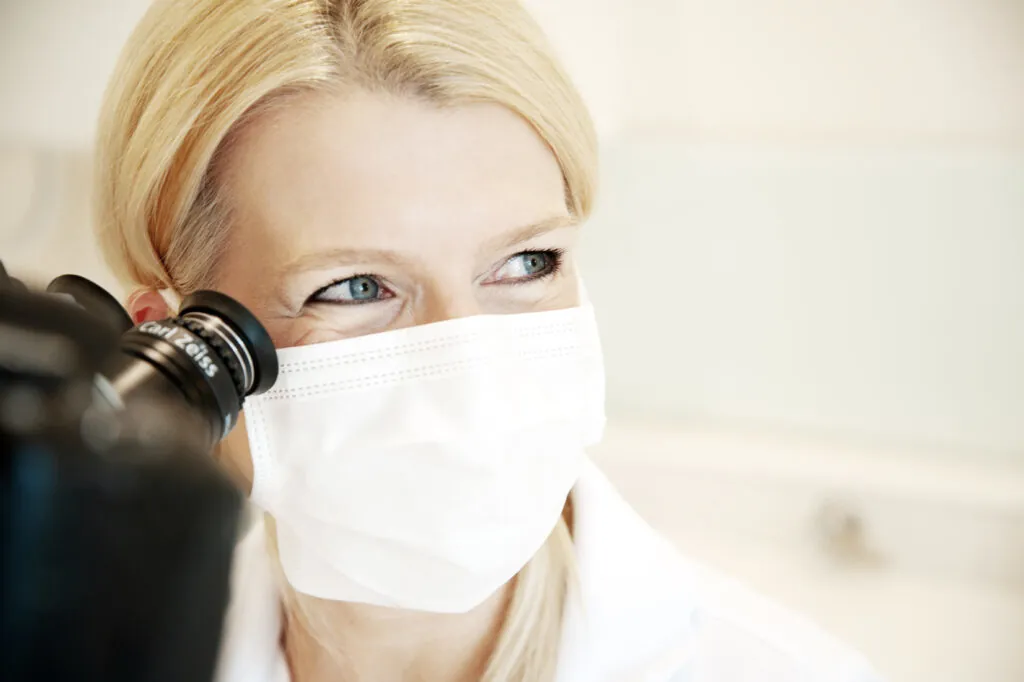 wurzelbehandlung-mit-mikroskop