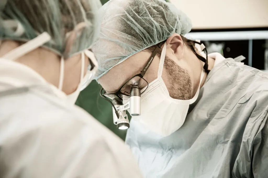 Fester Zahnersatz auf Implantaten Köln – Marquardt Dentists