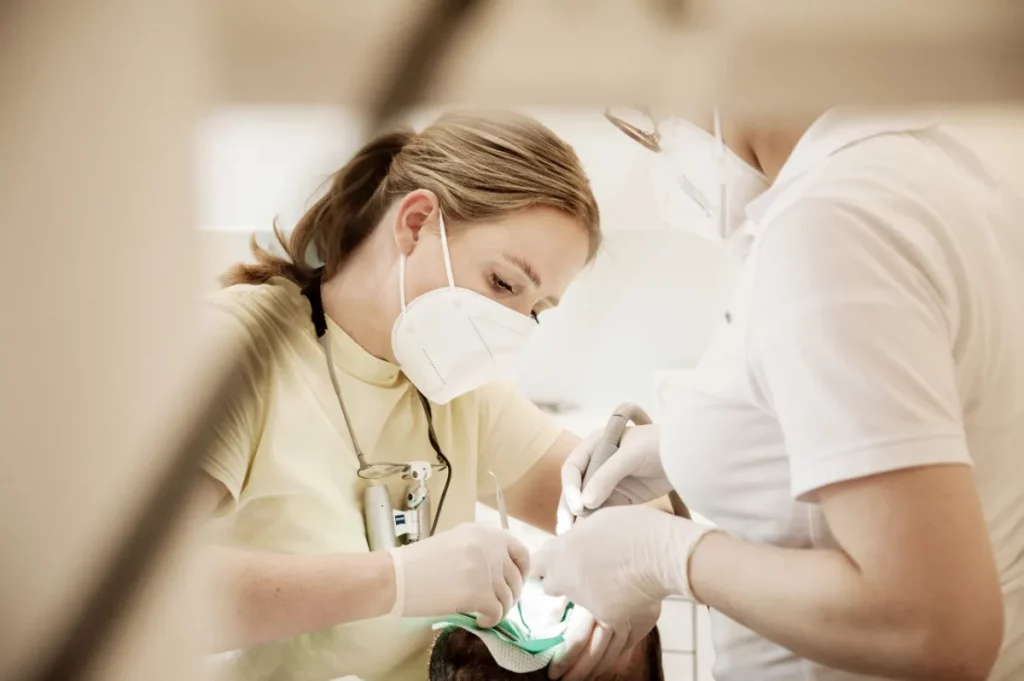 Wenn sich Zähne nach einer Weisheitszahn OP verschieben - Marquardt Dentists Köln
