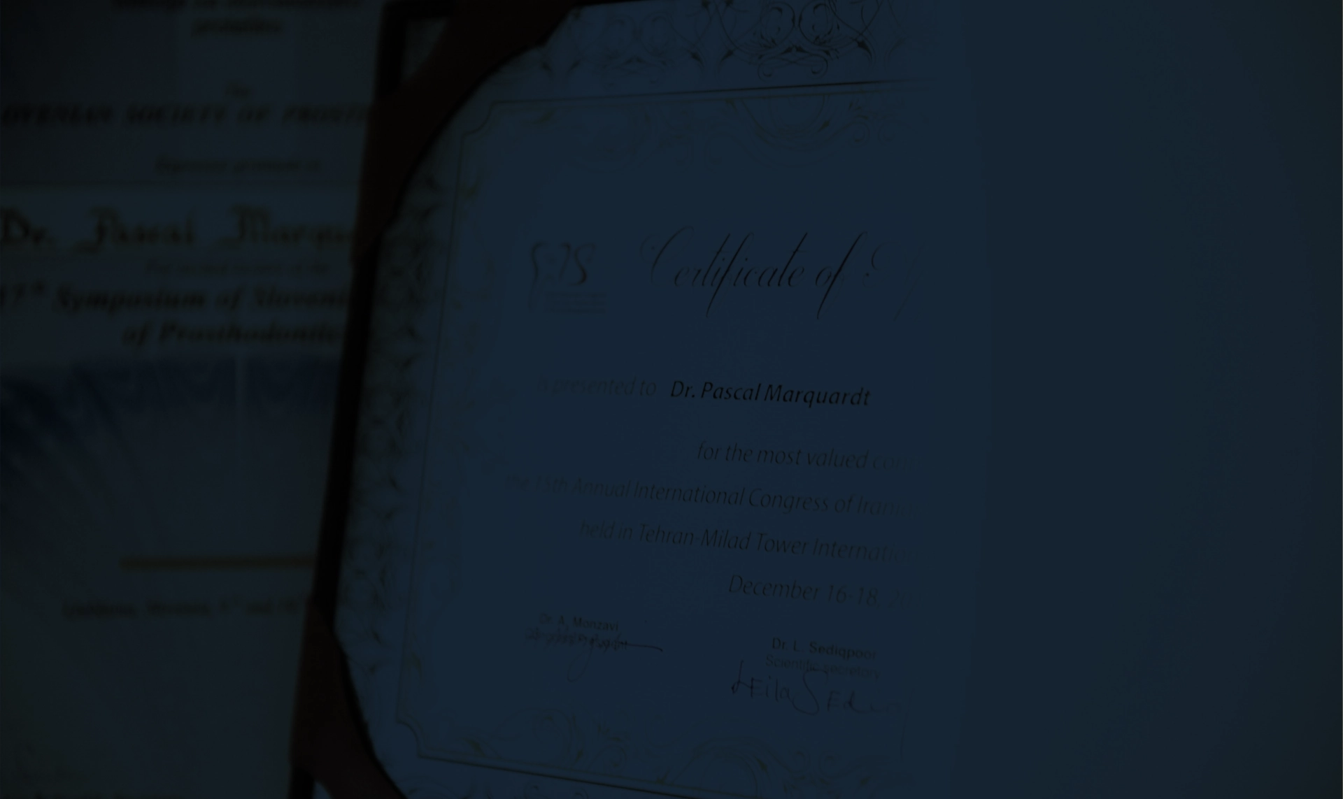 Alignertherapie Köln: Fachzertifikate von Dr. Pascal Marquardt in der Zahnarztpraxis